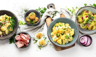 Farklı patates salatalarıyla ayarlanmış. Geleneksel Alman ve Amerikan mutfağı. Üst manzara, düz uzanma