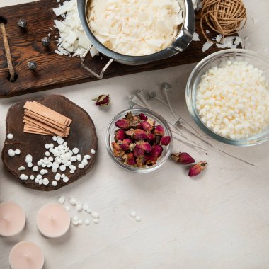 Ev yapımı doğal beyaz eko soya mumları cam, fitil, parfüm. Hobi için fikir, iş için. Beyaz arka planda sağlığa zarar vermeden modaya uygun mumlar yapmak. Üst görünüm.