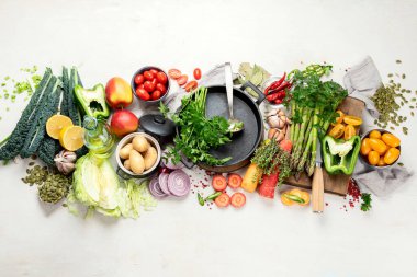 Sağlıklı gıda temiz yeme seçimi: meyve, sebze, tohum, süper yiyecek, mısır gevreği, beyaz arka planda yaprak sebze. Üst görünüm.