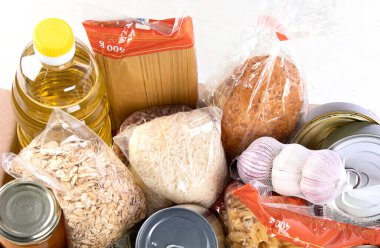 Gıda bağış kutusu, arka planda farklı ürünler, üst manzara. Yiyecek bağışları ya da teslimat konsepti.