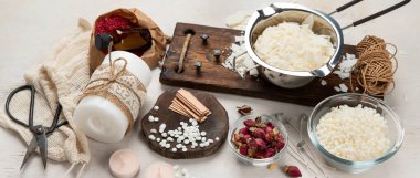 Ev yapımı doğal beyaz eko soya mumları cam, fitil, parfüm. Hobi için fikir, iş için. Beyaz arka planda sağlığa zarar vermeden modaya uygun mumlar yapmak. Üst Manzara. Panorama.