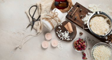 Ev yapımı doğal beyaz eko soya mumları cam, fitil, parfüm. Hobi için fikir, iş için. Beyaz arka planda sağlığa zarar vermeden modaya uygun mumlar yapmak. Üst görünüm.