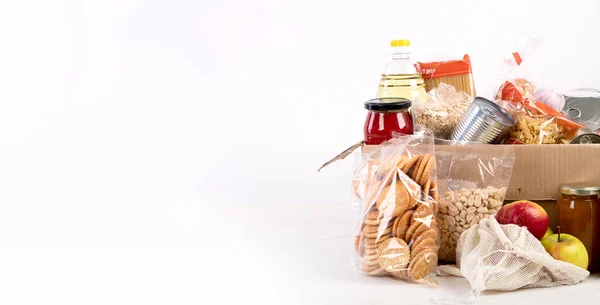 不同产品的食品捐赠盒 背景浅薄 顶视图清晰 粮食捐赠或运送概念 复制空间 — 图库照片