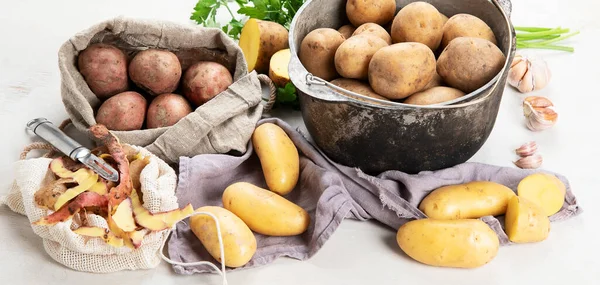 生のジャガイモ料理 白い背景に古い調理鍋で新鮮なジャガイモ トップ表示 — ストック写真