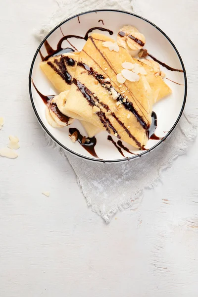 Морозиво Бананом Подрібненим Мигдалем Шоколадним Соусом Білій Тарілці Вид Зверху — стокове фото