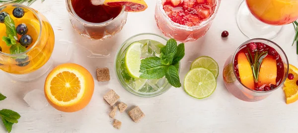 Verschillende Heerlijke Cocktails Tafel Alcoholische Coctail Met Fruit Kruiden Ijs — Stockfoto