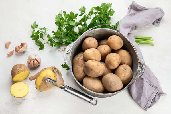 生のジャガイモ料理 白い背景に古い調理鍋で新鮮なジャガイモ トップ表示 — ストック写真