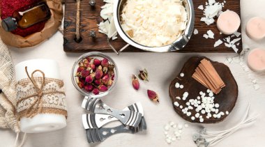 Ev yapımı doğal beyaz eko soya mumları cam, fitil, parfüm. Hobi için fikir, iş için. Beyaz arka planda sağlığa zarar vermeden modaya uygun mumlar yapmak. Üst görünüm.