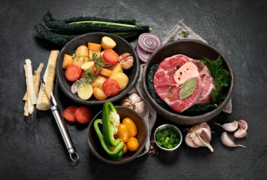 Yemek pişirmek için taze sebze ve sığır eti. Sağlıklı ve diyet gıda kavramı