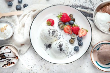 Tarafsız arka planda dondurma çeşitleri. Gurme yaz tatlısı. Üst görünüm