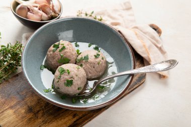 Alpler, Alto Adige, Alman, İtalyan, Avusturyalı mutfağı için yeşil soğanlı, tipik makarna veya hamur tatlısı ile Canederli veya Knodel çorbası. Bayat ekmekten, sütten, yumurtadan, beyaz arkaplandaki benekten yapılmış. Üst görünüm.