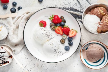 Tarafsız arka planda dondurma çeşitleri. Gurme yaz tatlısı. Üst görünüm