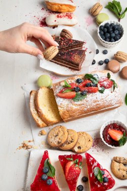 Hafif arka planda her türlü abur cubur olan tatlı masası. Çikolata. Kutlama konsepti. Üst manzara, düz uzanma.