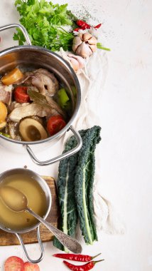 Biftek et çorbası yavaş yavaş sebzelerle pişirilir: havuç, soğan, sarımsak ve baharatlar beyaz bir arka planda, malzemelerle servis edilir, üst manzara. Boşluğu kopyala.