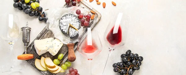 Pink Red Wine Served Cheeses Nuts Grapes Glasses Wine Delicious — Photo