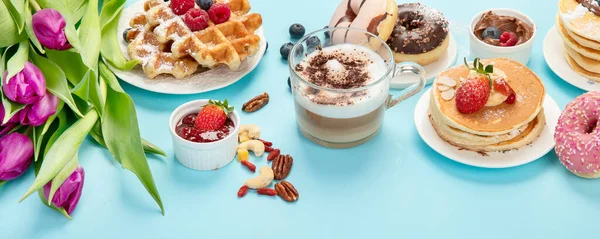 Micul Dejun Vară Sau Primăvară Ceașcă Cafea Caldă Cappuccino Clătite — Fotografie, imagine de stoc