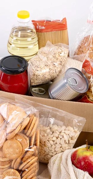 光の背景に異なる製品の食品寄付箱 トップビュー 配送の考え方 — ストック写真