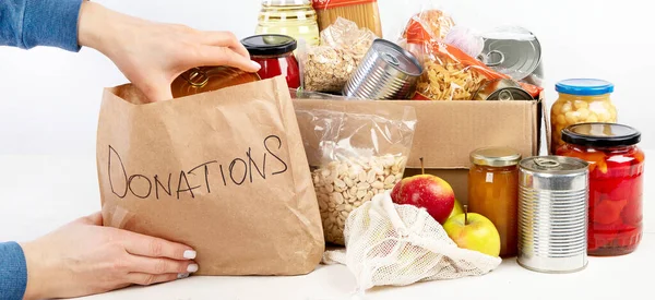不同产品的食品捐赠盒 背景浅薄 顶视图清晰 粮食捐赠或运送概念 — 图库照片