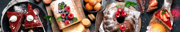 Olika Desserter Mörk Bakgrund Läckra Söta Dessertbord Med Pound Kaka — Stockfoto