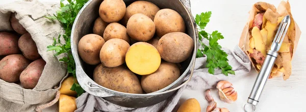 Comida Cruda Papa Patatas Frescas Una Olla Vieja Sobre Fondo — Foto de Stock
