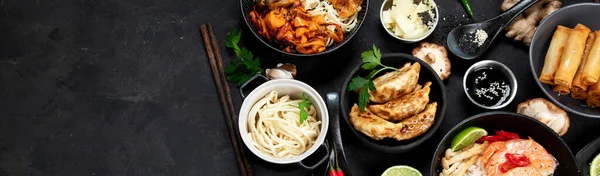 Siyah Arka Planda Çeşitli Asya Yemekleri Üst Manzara Asya Yemekleri — Stok fotoğraf