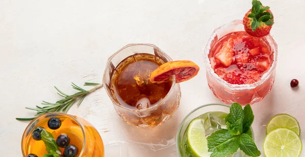 Diferentes Deliciosos Cócteles Mesa Cóctel Alcohólico Con Fruta Hierbas Hielo — Foto de Stock