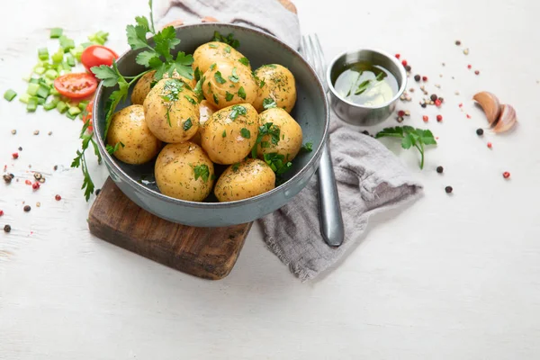 Jonge Gekookte Aardappelen Het Bord Met Peterselie Het Bord Witte — Stockfoto