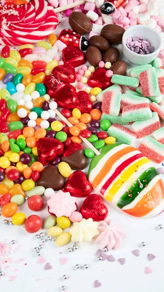 Beyaz Arka Planda Renkli Şeker Çeşitleri Üst Görünüm — Stok fotoğraf