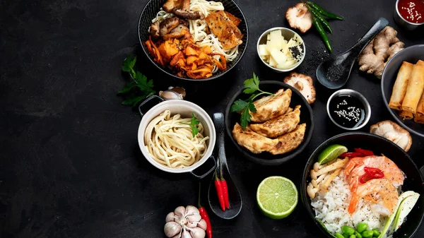 Verschiedene Asiatische Gerichte Auf Schwarzem Hintergrund Draufsicht Asiatisches Ernährungskonzept Kopierraum — Stockfoto