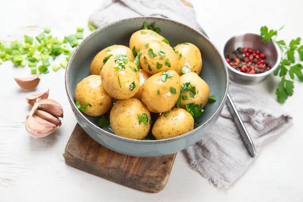 Νεαρές Βραστές Πατάτες Στο Πιάτο Μαϊντανό Και Κρεμμύδι Στο Ταμπλό — Φωτογραφία Αρχείου