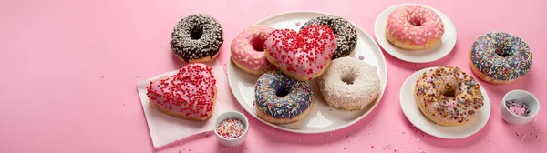 Donuts Donuts Mit Schokolade Eibisch Und Zuckerstreusel Auf Rosa Hintergrund — Stockfoto