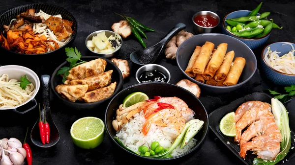 Různé Asijské Pokrmy Pokrmy Černém Pozadí Asijské Jídlo Koncept — Stock fotografie