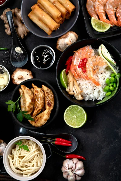 Różne Dania Kuchni Azjatyckiej Czarnym Tle Widok Góry Azjatyckie Jedzenie — Zdjęcie stockowe