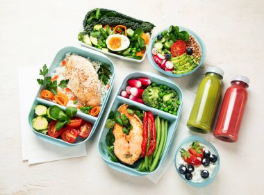 Konteynırlardaki farklı sağlıklı yemek türleri, paket servis menüsü, üst görünüm, kopyalama alanı