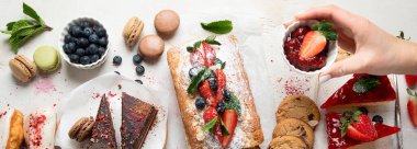 Hafif arka planda her türlü abur cubur olan tatlı masası. Çikolata. Kutlama konsepti. Üst manzara, düz yatış. Panorama.