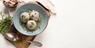 Alpler, Alto Adige, Alman, İtalyan, Avusturyalı mutfağı için yeşil soğanlı, tipik makarna veya hamur tatlısı ile Canederli veya Knodel çorbası. Bayat ekmekten, sütten, yumurtadan, beyaz arkaplandaki benekten yapılmış. Üst Manzara. Kopyalama alanı olan Panorama.