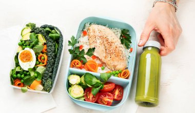 Konteynırlardaki farklı sağlıklı yemek türleri, paket servis menüsü, üst görünüm, kopyalama alanı