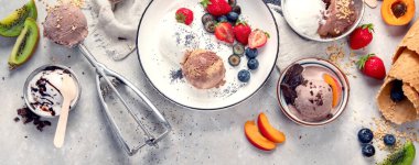 Tarafsız arka planda dondurma çeşitleri. Gurme yaz tatlısı. Üst görünüm, kopyalama alanı, panorama