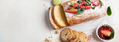 Hafif arka planda her türlü abur cubur olan tatlı masası. Çikolata. Kutlama konsepti. Üst manzara, düz yatış. Kopyalama alanı olan Panorama.