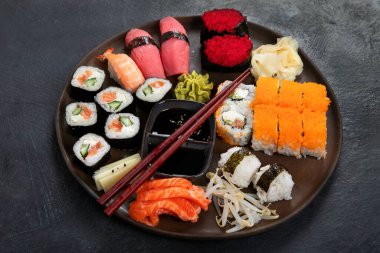 Geleneksel Japon yemekleri siyah arka planda