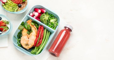 Konteynırlardaki farklı sağlıklı yemek türleri, paket servis menüsü, üst görünüm, kopyalama alanı
