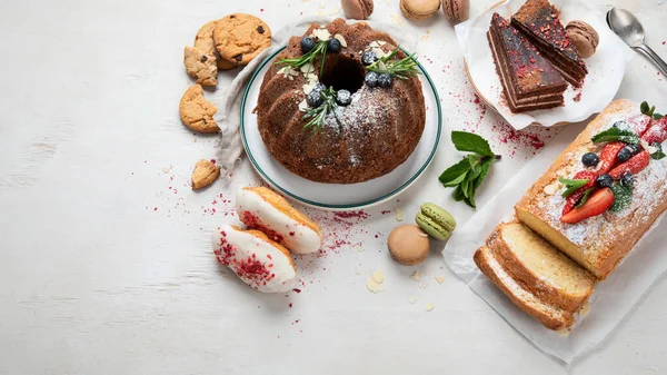 Desserttisch Mit Verschiedenen Torten Kuchenstücken Süßigkeiten Keksen Mit Fruchtbelag Auf — Stockfoto