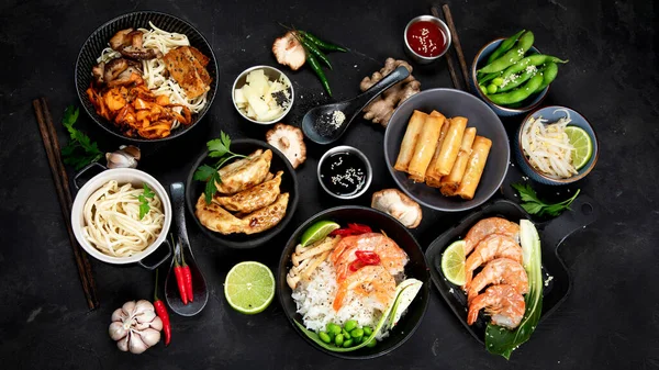 Různé Asijské Pokrmy Pokrmy Černém Pozadí Horní Pohled Asijské Jídlo — Stock fotografie