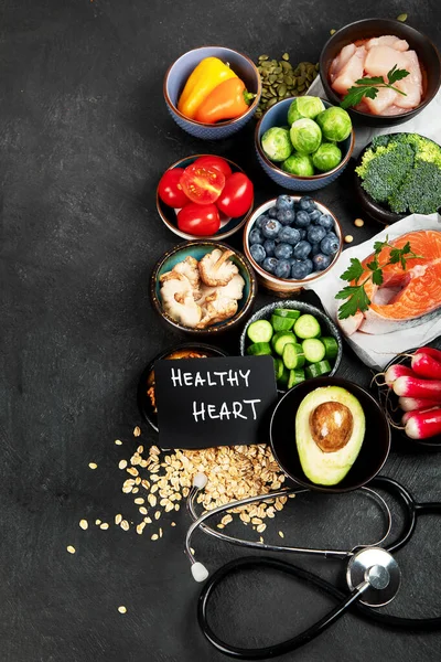 Nahrung Für Ein Gesundes Herzkonzept Und Stethoskop Auf Schwarzem Hintergrund — Stockfoto