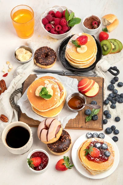 Micul Dejun Continental Cafea Gem Clătite Maffins Fundal Alb Masa — Fotografie, imagine de stoc