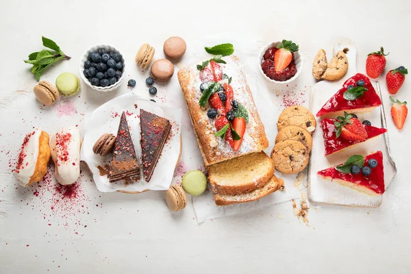 Tavolo Dessert Con Snack Tutti Tipi Sfondo Chiaro Una Barretta — Foto Stock