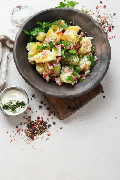 Beyaz Arka Planda Pastırmalı Bir Kase Sıcak Patates Salatası Üst — Stok fotoğraf