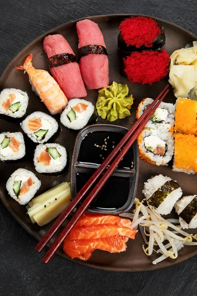 Tradiční Japonské Jídlo Pokrmy Černém Pozadí Horní Pohled — Stock fotografie