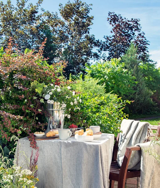 Continental Breakfast Garden Table Country Lifestyle Weekend Morning Concept Peaceful — Stock Photo, Image
