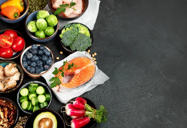 Sağlıklı Bir Kalp Konsepti Için Yiyecek Siyah Arka Planda Steteskop — Stok fotoğraf